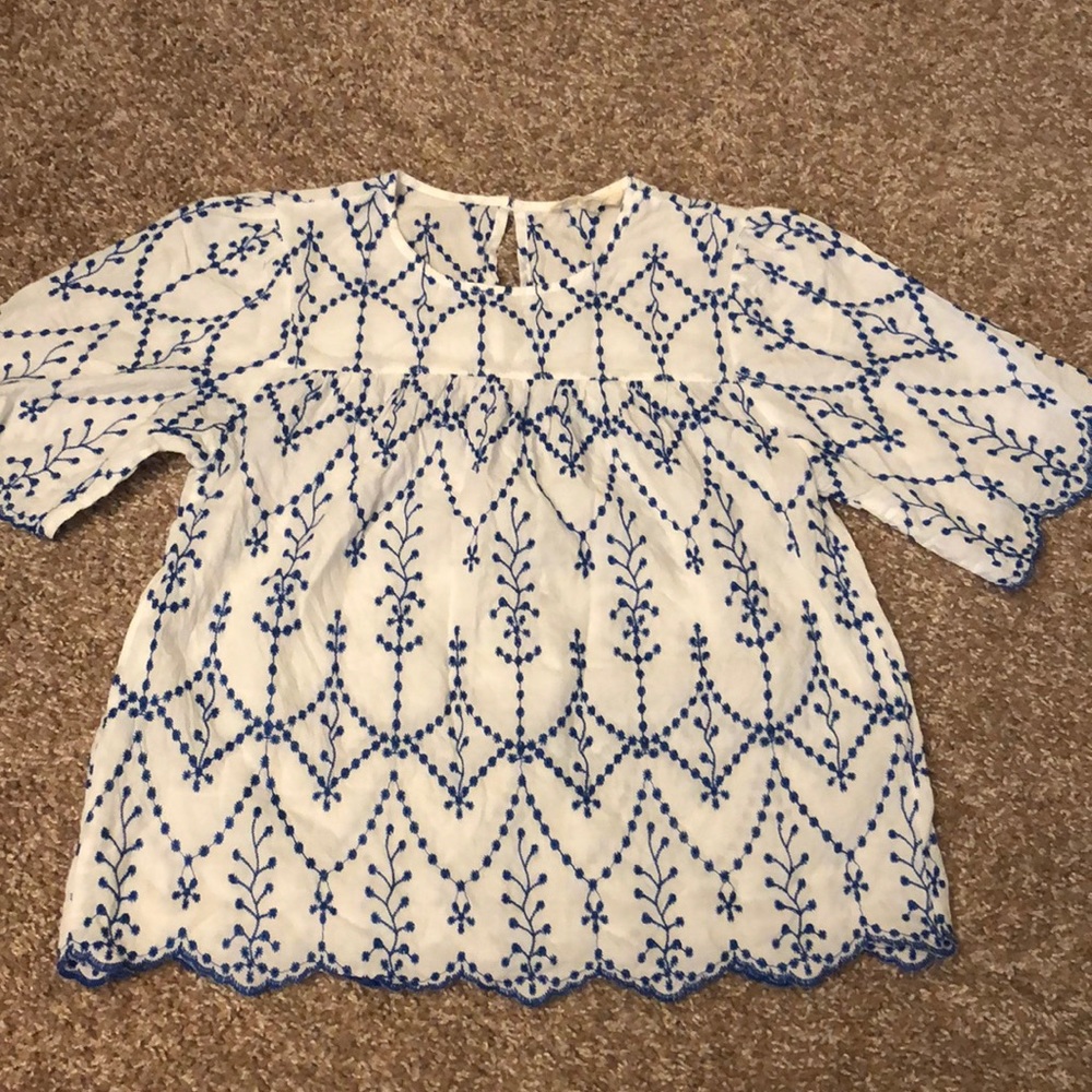 Blue/white scalloped linen shirt